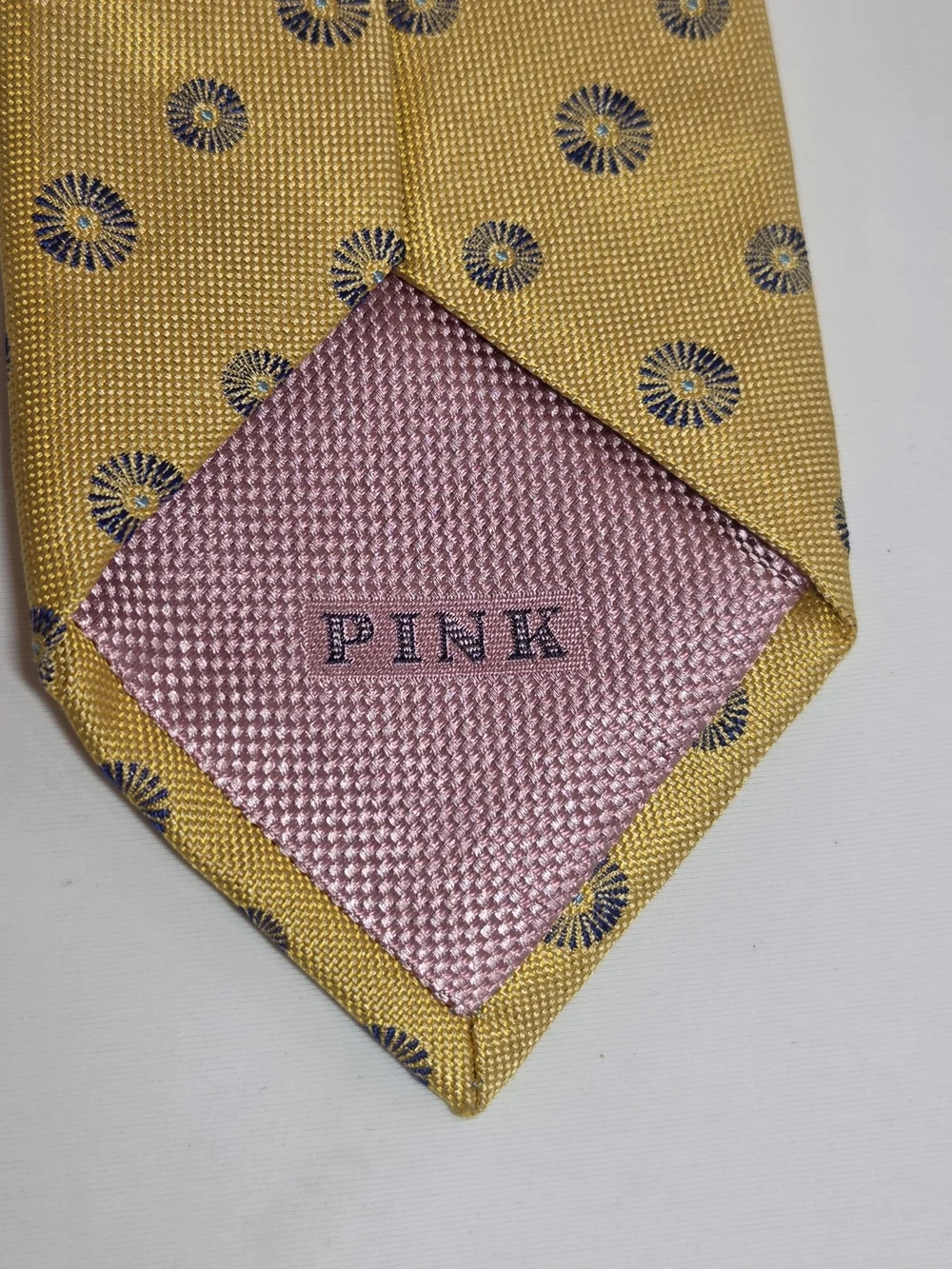 Thomas Pink Mens 100% Silk Gold Tie with Navy Blue Sequin Dots Pattern 3.15x58